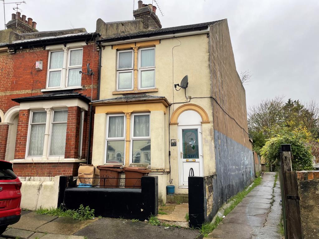 Lot: 2 - THREE-BEDROOM END-TERRACE FOR IMPROVEMENT -